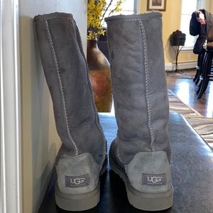 Gently used tall grey Uggs in size 6!